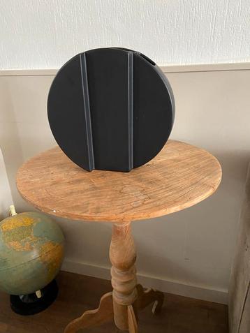 Zwarte vaas - Dorothe van Agthoven beschikbaar voor biedingen