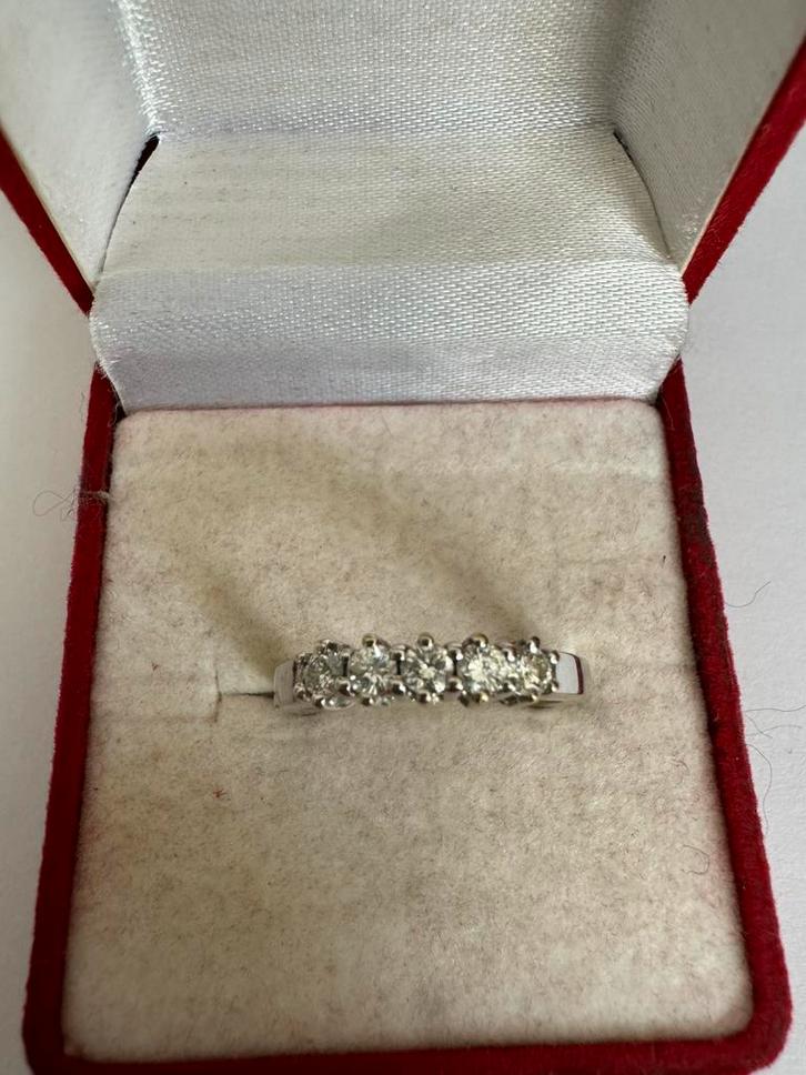 18 KRT.WIT GOUDEN RIJRING MET 5 DIAMANTEN VAN TOTAAL 0,35 CT, Sieraden, Tassen en Uiterlijk, Ringen, Zo goed als nieuw, Dame, Kleiner dan 17