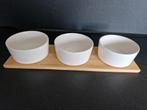 3 porseleinen serveerschaaltjes op bamboe plankje, NIEUW, Nieuw, Ophalen of Verzenden, Schaal of Schalen, Overige stijlen