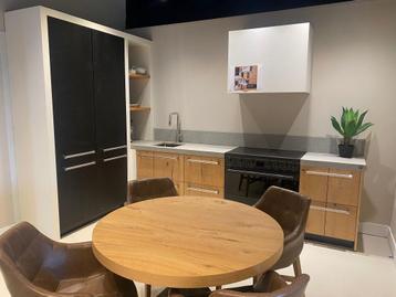 Complete luxe Showroomkeuken beschikbaar voor biedingen