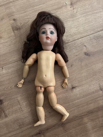 Antiek poppenlijfje met “nieuw” hoofd beschikbaar voor biedingen