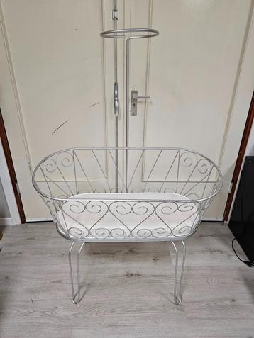 Smeedijzeren brocante wieg voor €50,-  ! beschikbaar voor biedingen