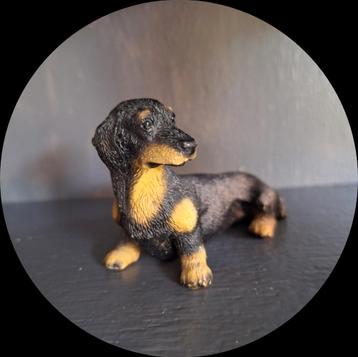 Teckel Dashond vintage beeldje, kunsthars, zwart bruin beschikbaar voor biedingen
