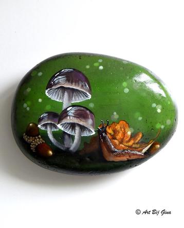 Paddenstoelen & een slak, geschilderd op een mooie steen beschikbaar voor biedingen