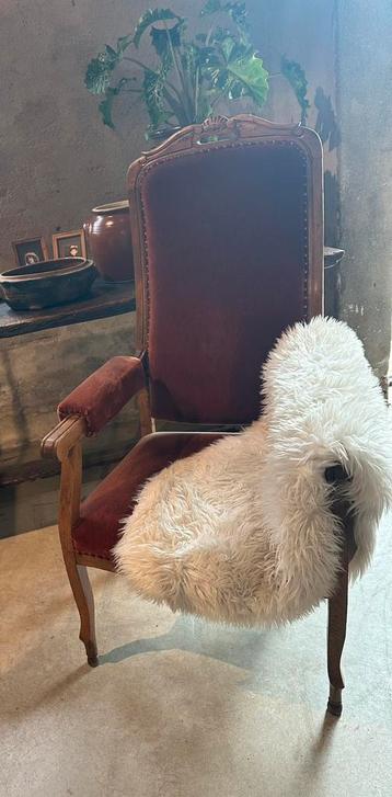 Brocante fauteuil - stoel - rood vlours - sinterklaas beschikbaar voor biedingen