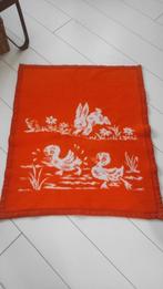 Vintage babydeken oranje wit eenden konijn, Ophalen of Verzenden, Gebruikt, 85 tot 100 cm, Deken