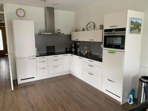 Hoekkeuken - Wit - Inclusief Apparatuur, Huis en Inrichting, Keuken | Complete keukens, Gebruikt, Hoekkeuken, Wit, Kunststof, Greeploos