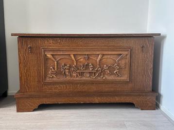 Antieke eikenhouten dekendoos met houtsnijwerk beschikbaar voor biedingen