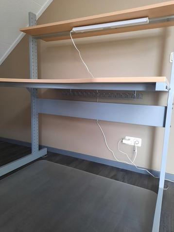 Verstelbaar bureau IKEA. beschikbaar voor biedingen