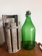 Grote groene wijnfles in houten krat., Ophalen of Verzenden