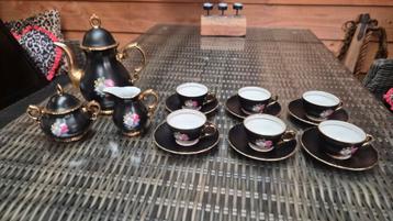 Vintage Zwart Servies met Bloemen beschikbaar voor biedingen