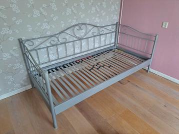 Meiden bed beschikbaar voor biedingen