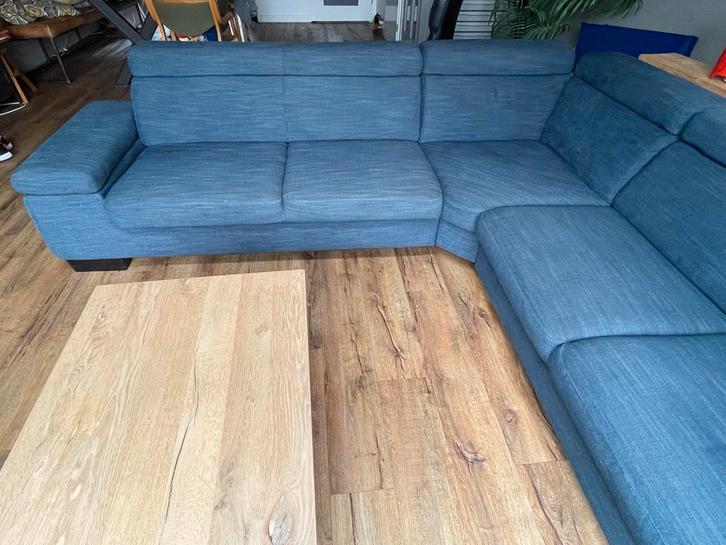 Grote hoekbank denim blauw, verstelbaar en uitschuifbaar!, Huis en Inrichting, Banken | Bankstellen, Gebruikt, Hoekbank, Vierpersoons of meer
