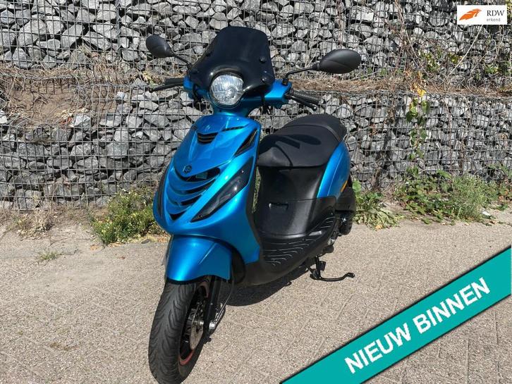 Piaggio Zip ICE CANDY BLUE 45 ALPHA MATRIX BETAAL MET in3, Fietsen en Brommers, Scooters | Piaggio, Gebruikt, Zip, Benzine
