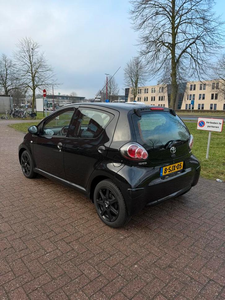 Toyota Aygo 1.0 12V Vvt-i 5DRS 2013 Zwart met facelift, Auto's, Toyota, Particulier, Aygo, Benzine, A, Hatchback, Handgeschakeld