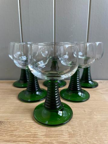 Vintage roemer glazen met donker groene ribbel voet France beschikbaar voor biedingen