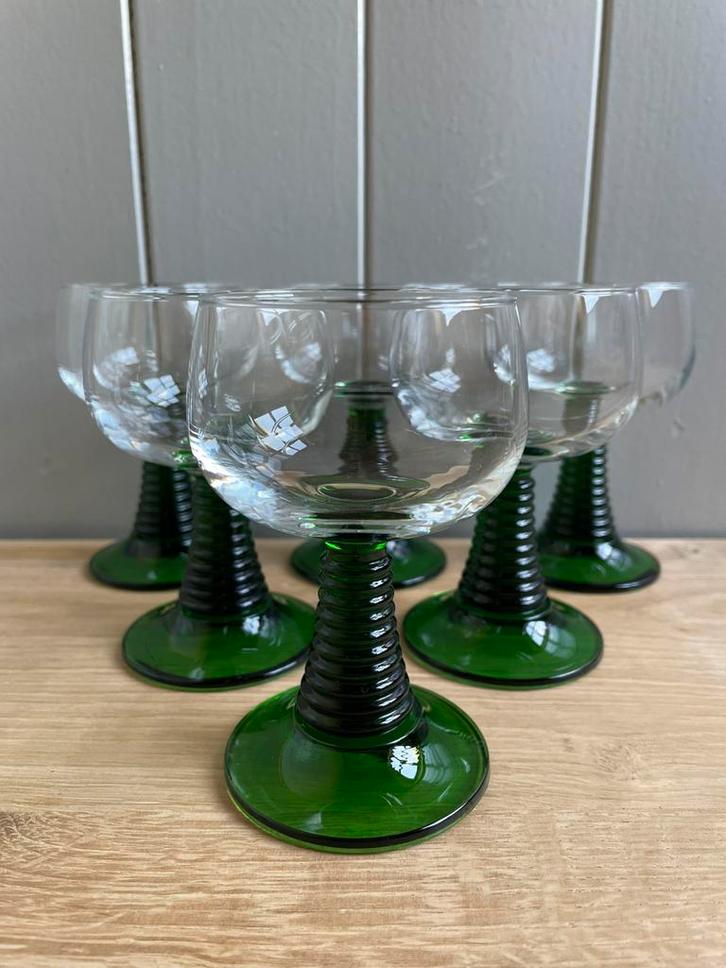 Vintage roemer glazen met donker groene ribbel voet France, Verzamelen, Glas en Borrelglaasjes, Gebruikt, Overige typen, Ophalen of Verzenden