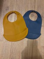 2 siliconen slabbers, okergeel en blauw, Ophalen of Verzenden, Zo goed als nieuw, Jongetje of Meisje