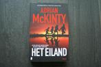 HET EILAND....... Adrian McKinty.... (2022).., Ophalen of Verzenden, Zo goed als nieuw