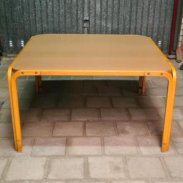 KARI ASIKAINEN - Eettafel beschikbaar voor biedingen