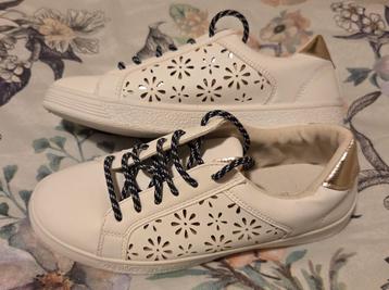 Leuke witte schoenen maat 37. beschikbaar voor biedingen