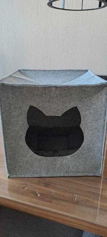 Kattenmand plus speeltjes  beschikbaar voor biedingen