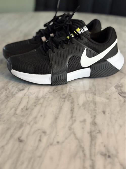 Zwarte Nike Tennisschoenen - Maat 42 - Zoom GP Challenge 1, Kleding | Heren, Schoenen, Zo goed als nieuw, Sportschoenen, Zwart