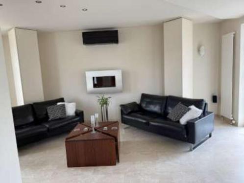 2 Design wandkasten, Huis en Inrichting, Kasten | Wandmeubels, Nieuw, 200 cm of meer, Minder dan 150 cm, 25 tot 50 cm, Met deur(en)