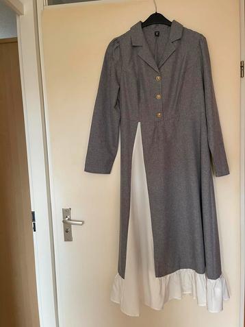 Grijze jurk met witte details - Maat 2xl beschikbaar voor biedingen