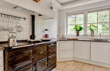 Complete keuken te verkopen. Incl Aga gastoestel beschikbaar voor biedingen