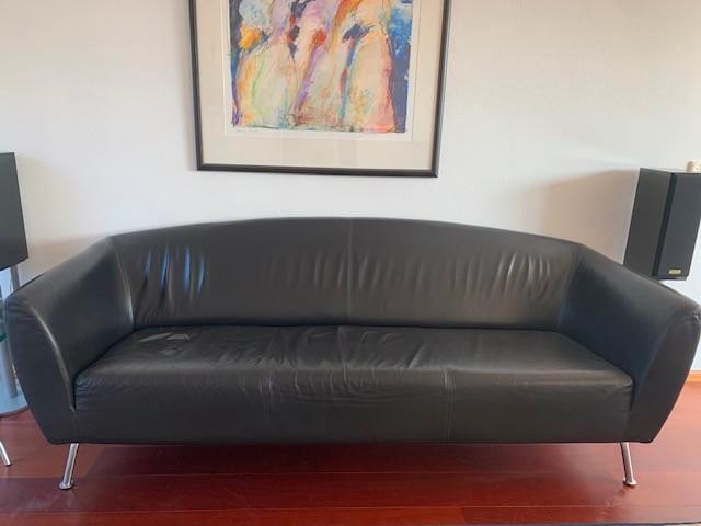 Zwart leren drie-zits Gelderland bank te koop in goede staat, Huis en Inrichting, Banken | Bankstellen, Gebruikt, Rechte bank