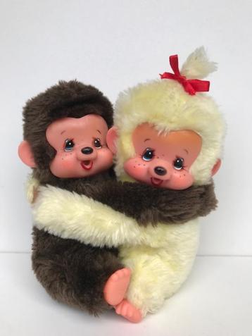 2 Knuffelende Monchhichi aapjes vintage. beschikbaar voor biedingen
