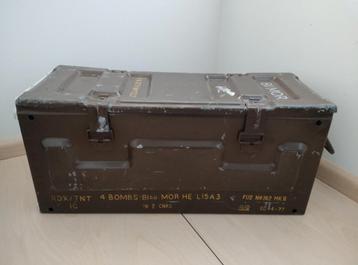 Lange, vintage metalen munitie kist beschikbaar voor biedingen