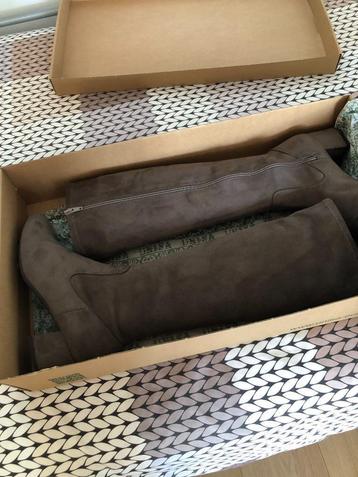 Dameslaarzen TAUPE maat 37 (merk UNISA) beschikbaar voor biedingen
