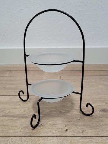 Etagère klein metaal / melkglas  beschikbaar voor biedingen