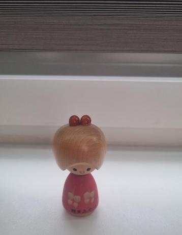 Schattige kokeshi beschikbaar voor biedingen