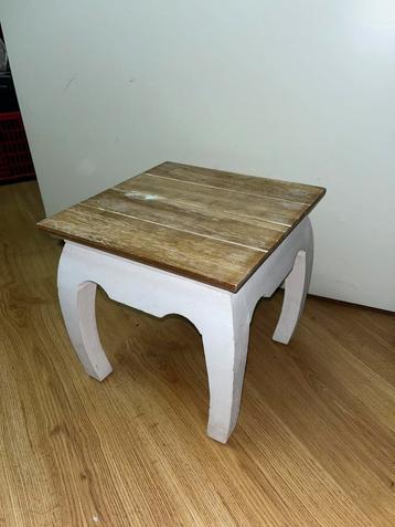 Bijzet tafeltje beschikbaar voor biedingen
