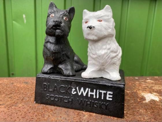 Gietijzeren  decoratie Black & White scotch Whisky, Verzamelen, Merken en Reclamevoorwerpen, Nieuw, Overige typen, Ophalen of Verzenden