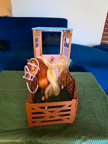Stal met 2 paarden beschikbaar voor biedingen