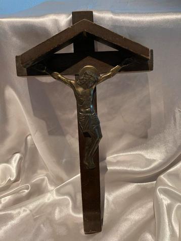 Houten Kruisbeeld met Messing Corpus Christi beschikbaar voor biedingen