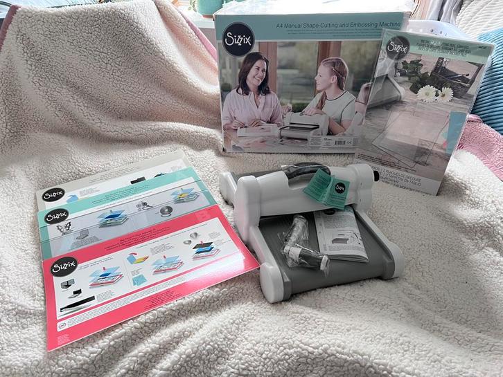 Sizzix Big Shot Plus - Snij- en Embossingmachine, Hobby en Vrije tijd, Kaarten | Zelf maken, Zo goed als nieuw, Overige typen