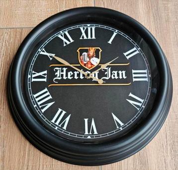 HERTOG JAN wandklok met brede rand.
Afmeting Ø38CM

 beschikbaar voor biedingen