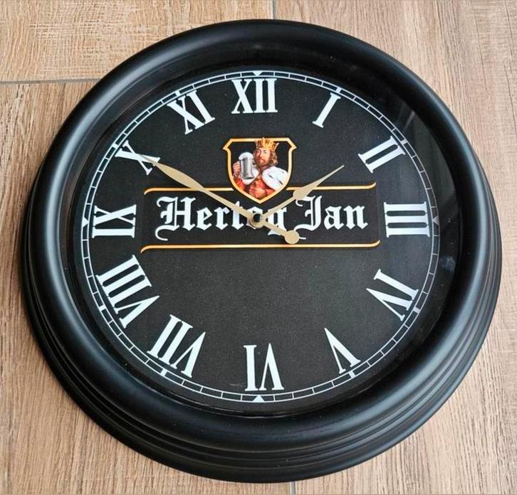 HERTOG JAN wandklok met brede rand.
Afmeting Ø38CM, Huis en Inrichting, Woonaccessoires | Klokken, Nieuw, Wandklok, Ophalen of Verzenden