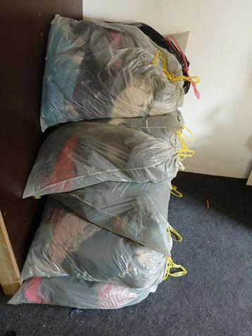 15 zakken kleding uitgezocht beschikbaar voor biedingen