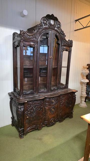 Rijk bewerkte antieke barok vitrine beschikbaar voor biedingen