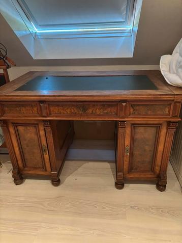 Antiek mahonie met notenhout bureau beschikbaar voor biedingen