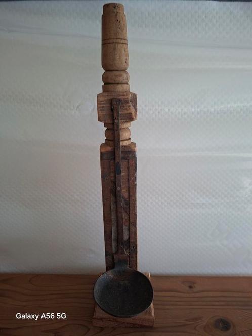 Antieke houten standaard met metalen lepel, Antiek en Kunst, Antiek | Gereedschap en Instrumenten, Ophalen of Verzenden
