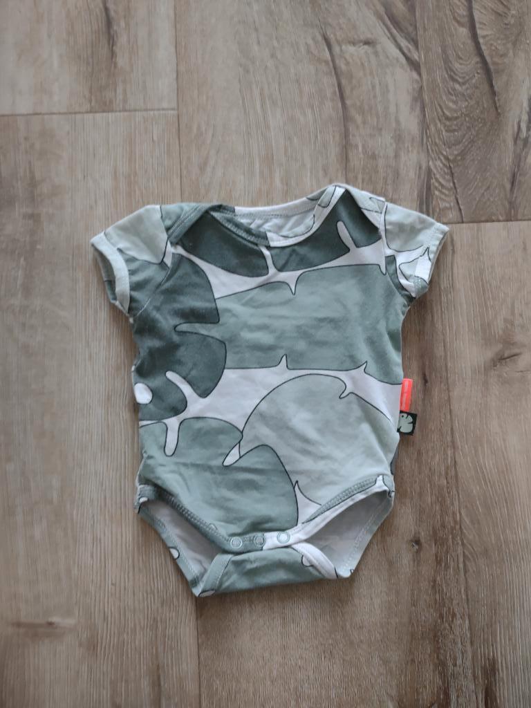 Mooie witte romper met groene bladeren, Done by Deer, 50-56., Nacht- of Onderkleding, Jongetje of Meisje, Onb, Ophalen of Verzenden