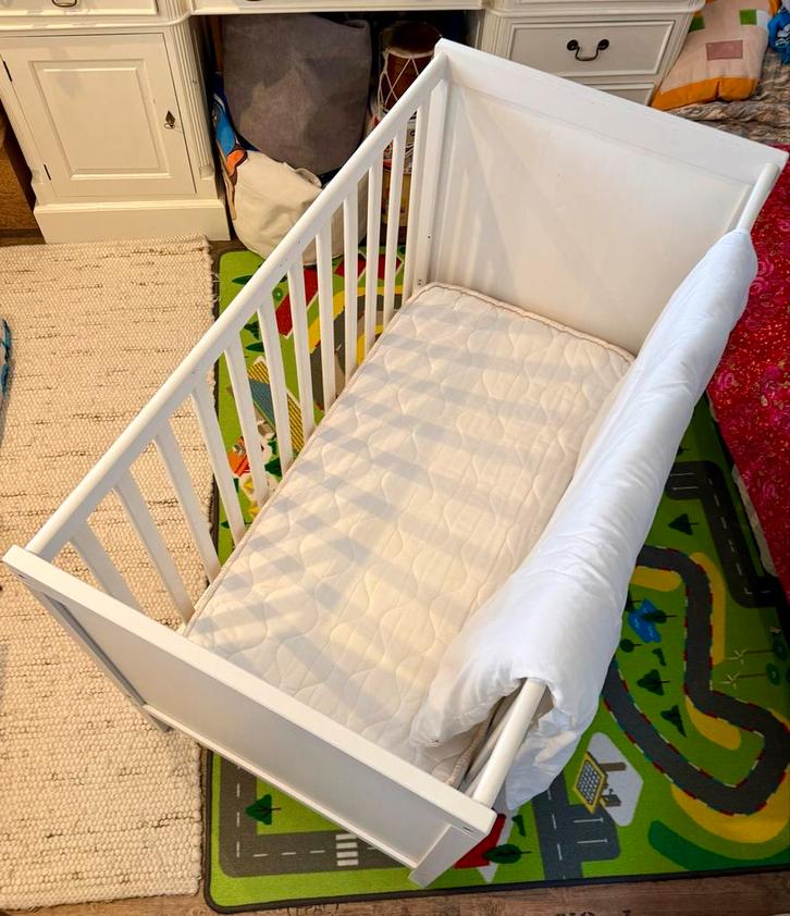 Sundvik babybedje met matras en dekbed, nieuwprijs €260,-, Kinderen en Baby's, Babywiegjes en Ledikanten, Gebruikt, Ledikant, Ophalen of Verzenden