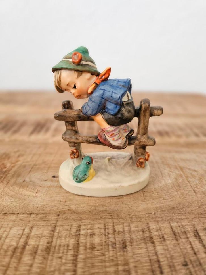 Goebel Hummel Jongen op Hek - Nummer 201 2/0, Antiek en Kunst, Kunst | Beelden en Houtsnijwerken, Ophalen of Verzenden
